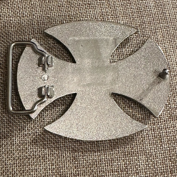 BEAUTIFUL BELT BUCKLE WITH SWAROVSKI CRYSTALS AND SKELETON HEADS. - Picture 5 of 5